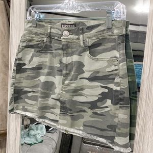Express camo mini skirt size 4